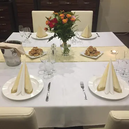 Готель Hotel Galanta Ґаланта